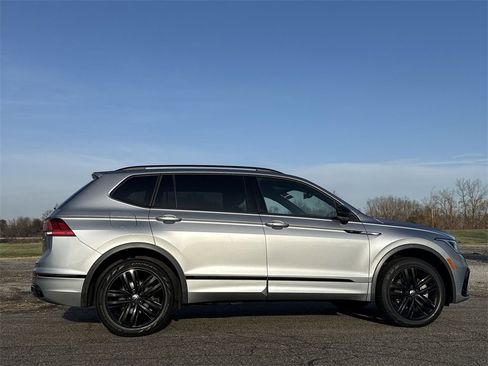 Used 2022 Volkswagen Tiguan SE R-Line image 9