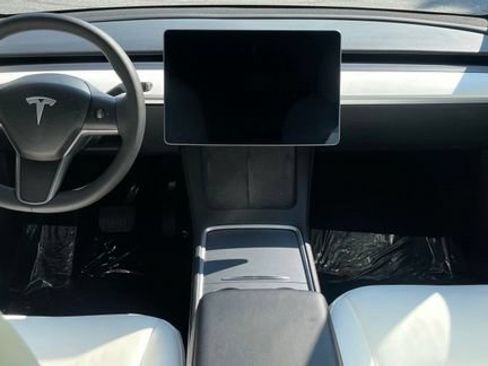 Used 2024 Tesla Model Y Long Range RWD image 16