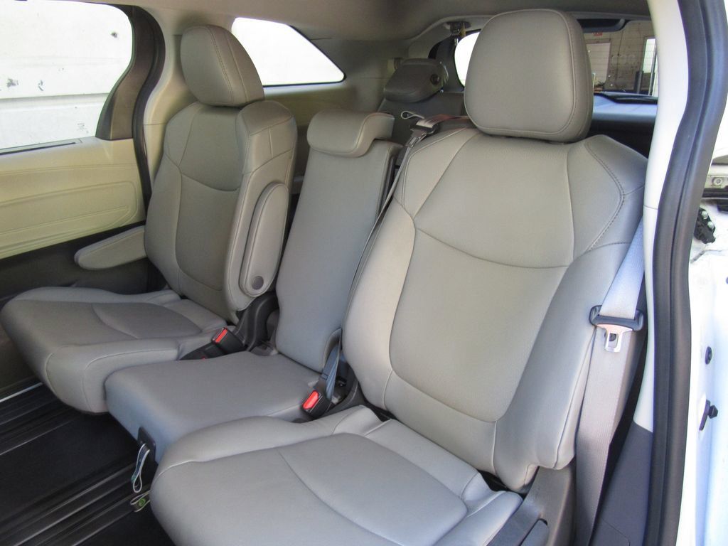 Certified 2024 Toyota Sienna XLE FWD image 16