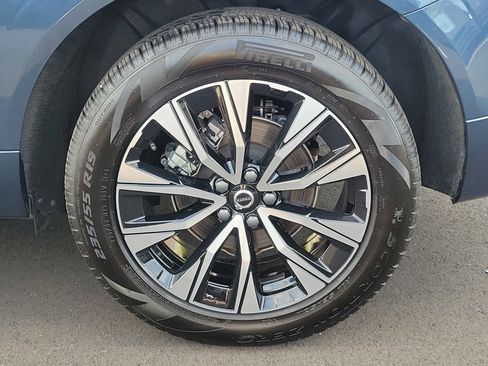 Used 2025 Volvo XC60 B5 Plus image 12