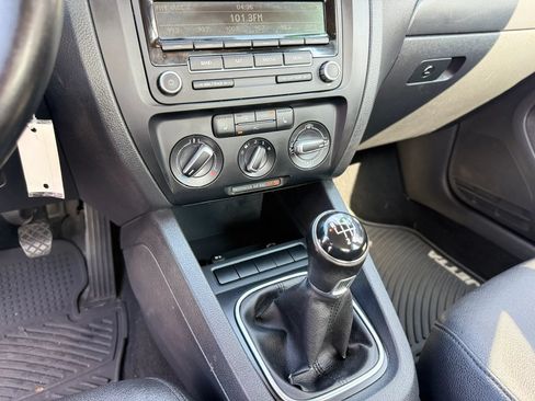 Used 2012 Volkswagen Jetta SE FWD image 25