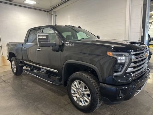 Used 2025 Chevrolet Silverado 3500 High Country w/ High Country Premium Package image 3
