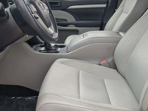 Used 2016 Toyota Highlander Plus FWD image 15
