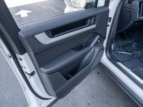 Certified 2025 Porsche Cayenne E-Hybrid Coupe AWD/4WD image 17