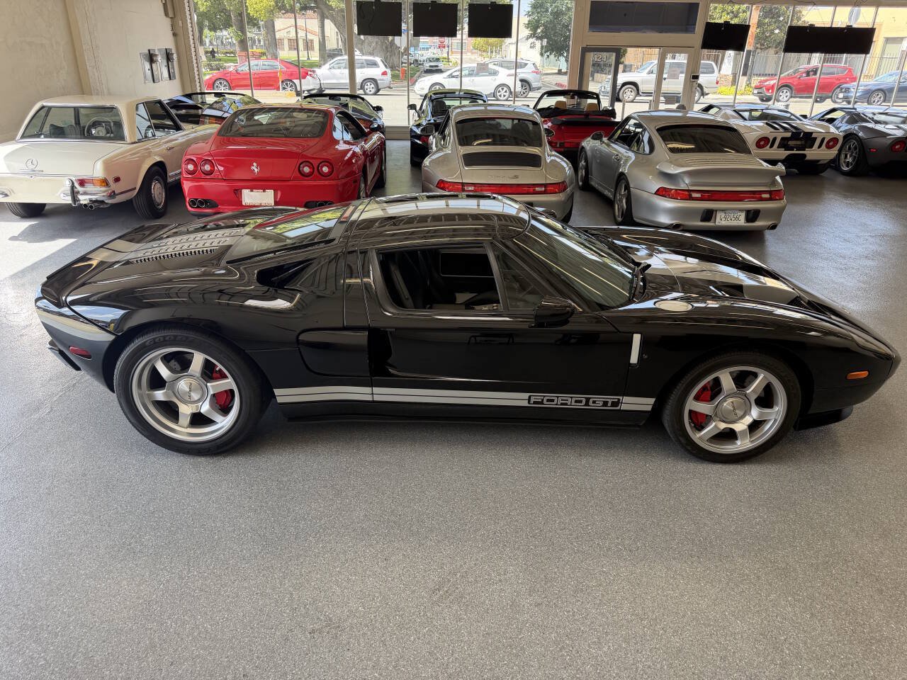 Used 2005 Ford GT RWD image 17