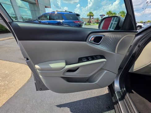 Used 2023 Kia Soul LX w/ LX Technology Package FWD image 12