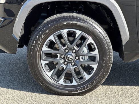 Used 2025 Toyota Tundra Limited AWD/4WD image 25