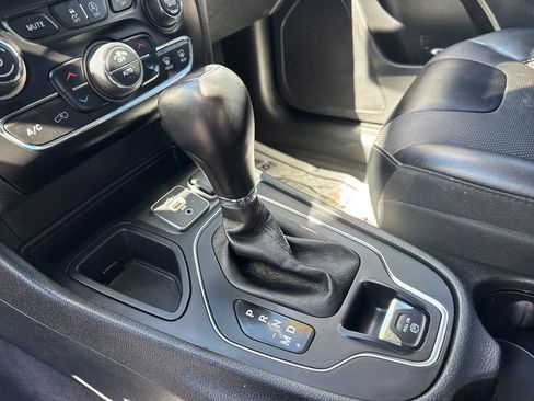 Used 2022 Jeep Cherokee Latitude Lux FWD image 23