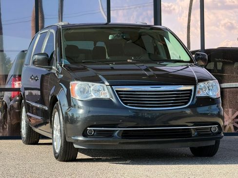 Used 2016 Chrysler Town & Country Touring FWD image 18