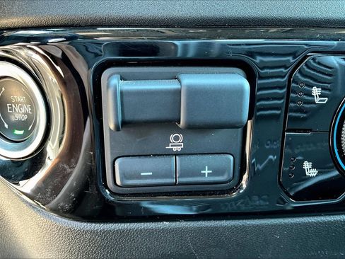 Used 2024 Chevrolet Silverado 1500 RST AWD/4WD image 18