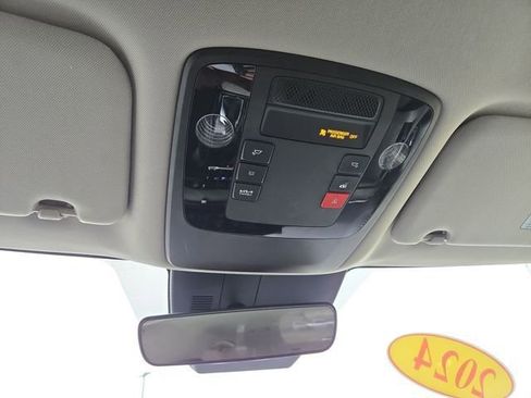 Used 2024 Kia Carnival EX image 28