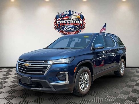 Used 2023 Chevrolet Traverse LT FWD image 2