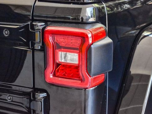 Used 2022 Jeep Wrangler Unlimited Sahara AWD/4WD image 7