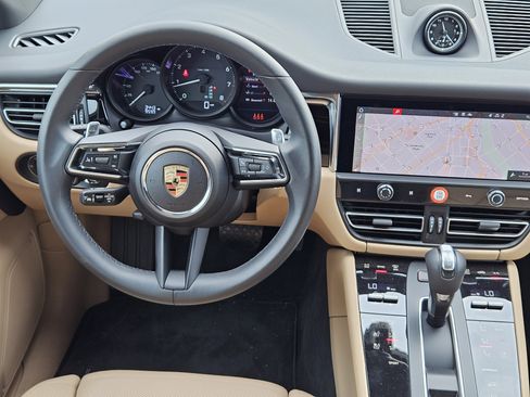 Certified 2025 Porsche Macan image 25