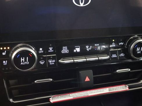 Used 2024 Toyota Highlander Limited image 23