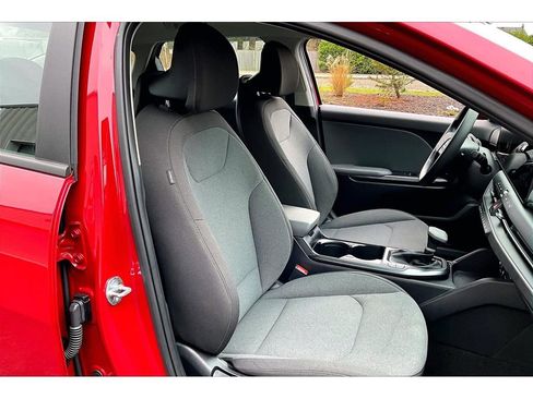 Used 2025 Kia K4 LXS image 7