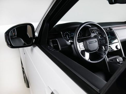 Certified 2025 Land Rover Discovery Dynamic SE AWD/4WD image 25