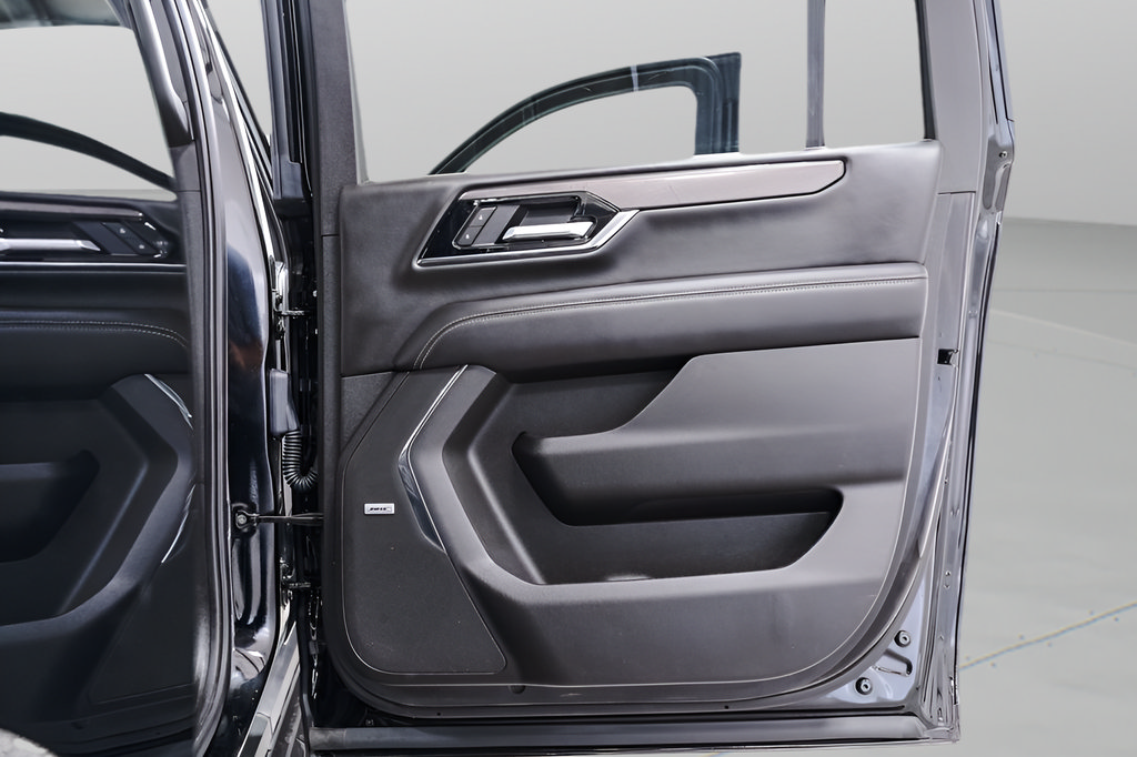 Used 2025 GMC Yukon XL Elevation w/ LPO, Yukon Black Package AWD/4WD image 8
