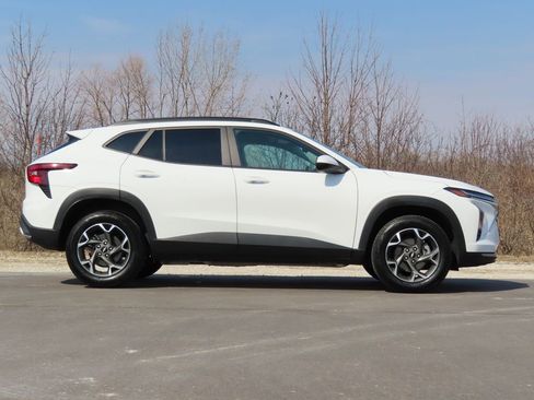 Certified 2025 Chevrolet Trax LT FWD image 2
