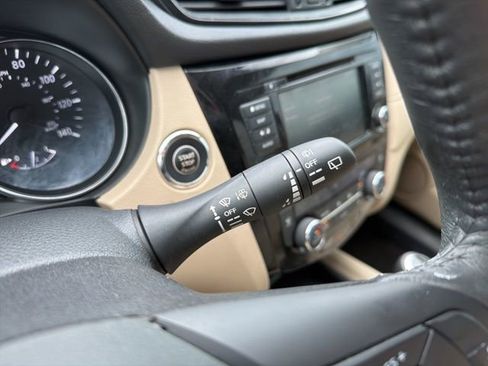 Used 2018 Nissan Rogue SV w/ Premium Package image 47