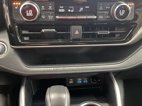 Used 2022 Toyota Highlander XLE image 22