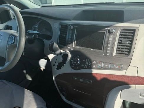 Used 2011 Toyota Sienna XLE w/ Premium Pkg image 10