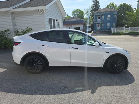 Used 2023 Tesla Model Y AWD image 3
