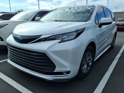 Used 2022 Toyota Sienna XLE w/ XLE Plus Package FWD image 2
