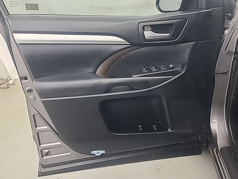 Used 2019 Toyota Highlander XLE image 23