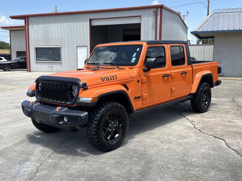 Used 2025 Jeep Gladiator Sport AWD/4WD image 3
