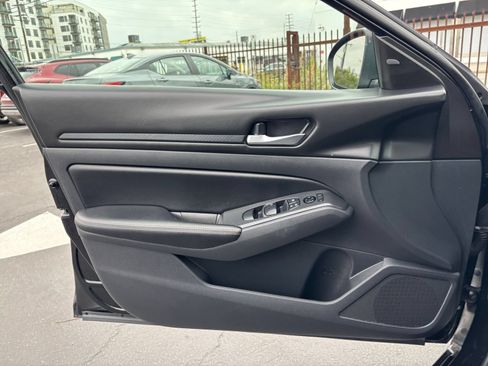 Used 2025 Nissan Altima 2.5 SV FWD image 18