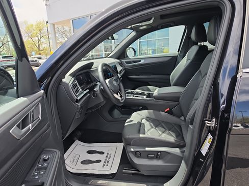 Used 2025 Volkswagen Atlas Cross Sport SE w/ Panoramic Sunroof Package image 13