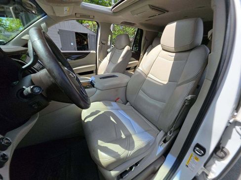 Used 2017 Cadillac Escalade Luxury AWD/4WD image 5