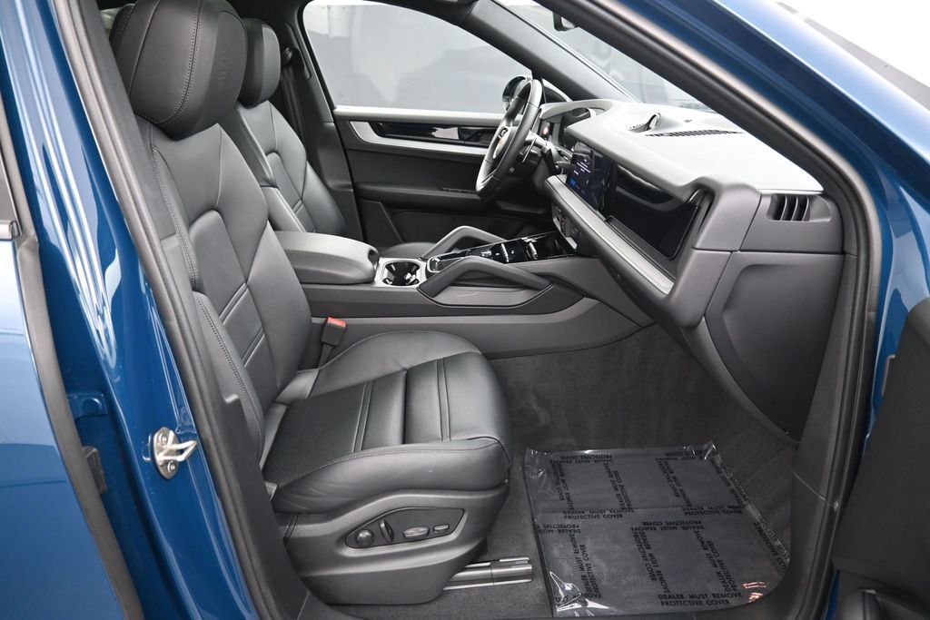 Certified 2025 Porsche Cayenne Coupe AWD/4WD image 27
