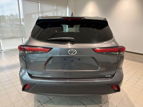 Used 2020 Toyota Highlander XLE image 4
