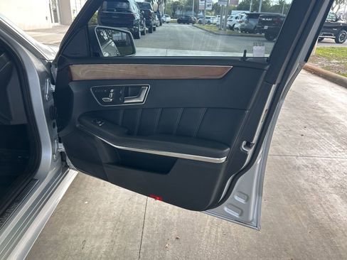 Used 2014 Mercedes-Benz E 550 4MATIC Sedan image 23