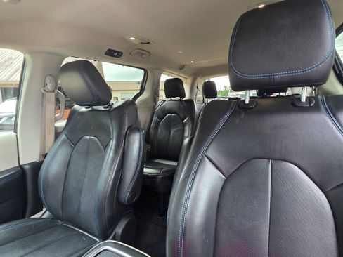 Used 2021 Chrysler Pacifica Touring-L FWD image 22