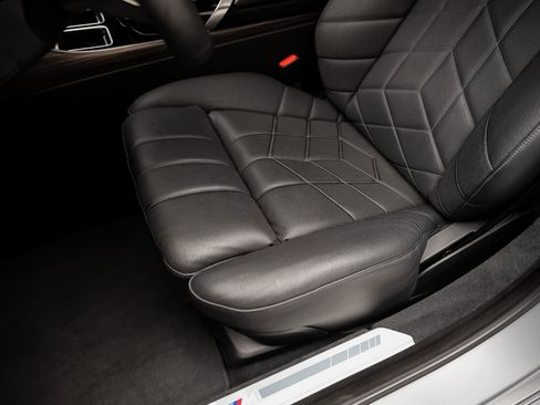 Used 2023 BMW 760i xDrive w/ Executive Package image 63