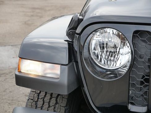 Used 2021 Jeep Gladiator Sport image 3