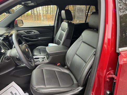 Used 2023 Chevrolet Traverse LT w/ Rear Camera Mirror Package image 14