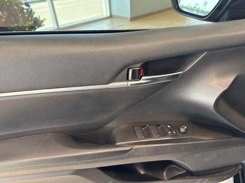 Used 2022 Toyota Camry SE image 11