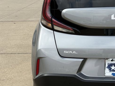 Used 2023 Kia Soul LX w/ LX Technology Package image 7