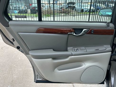 Used 2000 Cadillac De Ville Sedan w/ Comfort/Convenience Pkg image 17