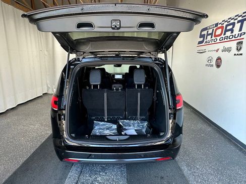 New 2025 Chrysler Pacifica Select w/ Fav Edition Package image 7
