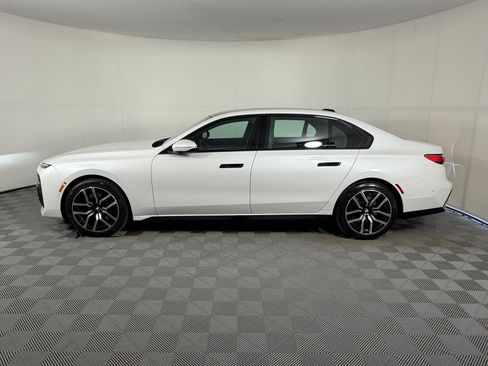 Used 2023 BMW 740i RWD image 2