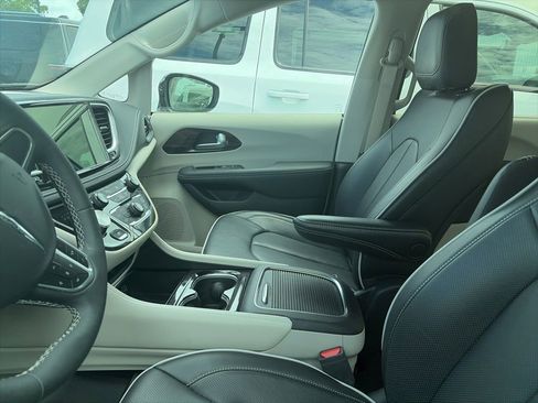 Used 2024 Chrysler Pacifica Limited FWD image 4