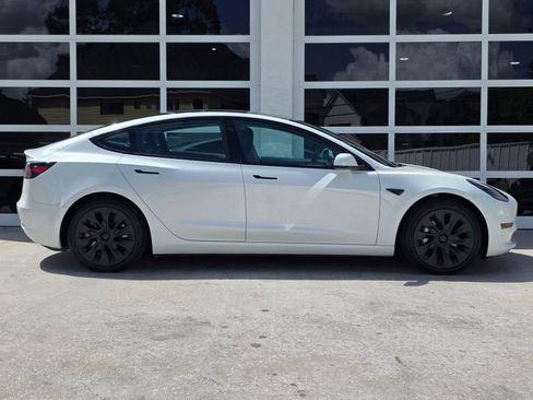 Used 2022 Tesla Model 3 Standard Range image 3