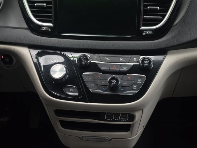 Used 2024 Chrysler Pacifica Touring-L FWD image 20