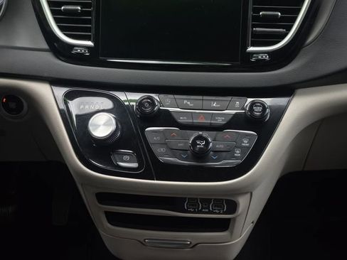 Used 2024 Chrysler Pacifica Touring-L FWD image 20