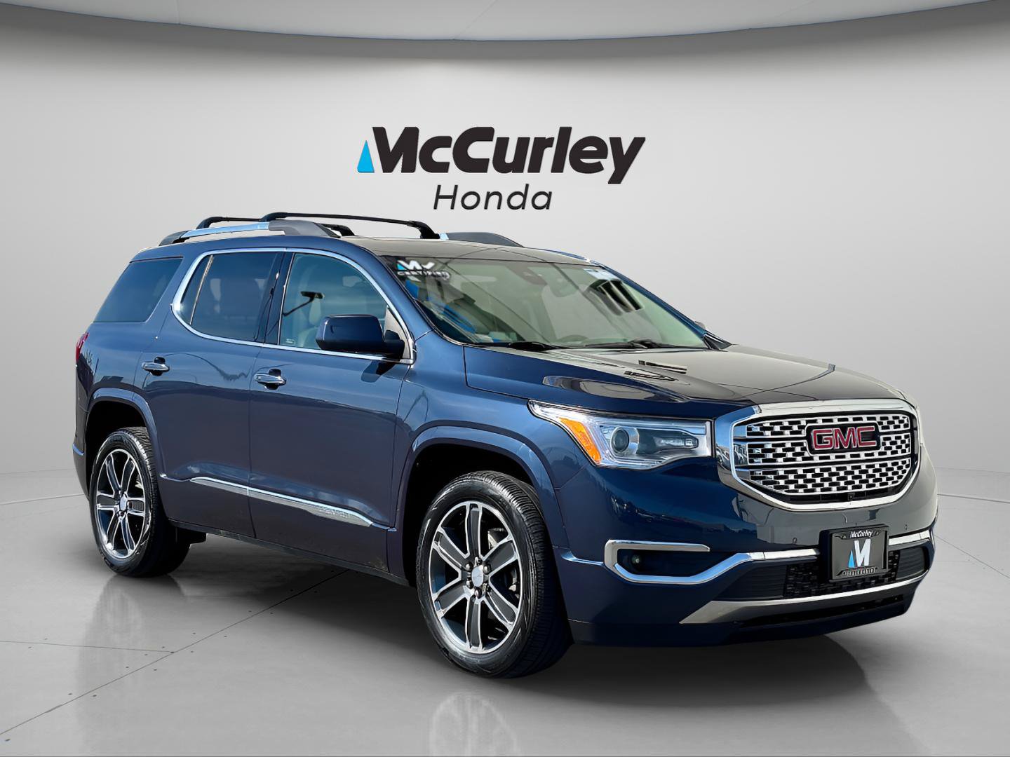 Used 2019 GMC Acadia Denali w/ Technology Package AWD/4WD image 1